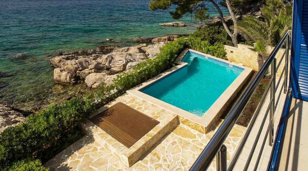 Mediterranes Haus mit Pool in außergewöhnlicher Lage am Meer