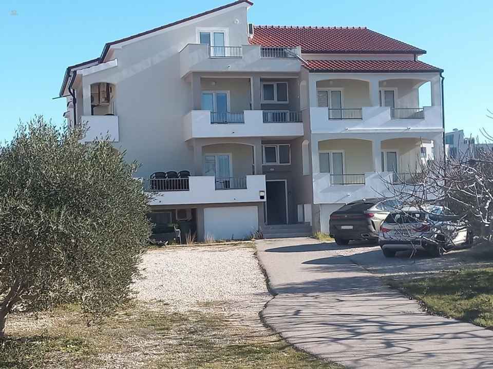 Mehrfamilienhaus in Novalja, Insel Pag mit Meerblick