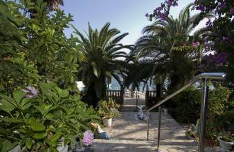 Thumbnail von Haus mit drei Wohnungen in der 1. Reihe zum Meer