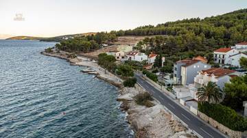 Mehrfamilienhaus mit Pool in der 1. Reihe zum Meer, Insel Ciovo