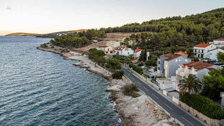 Mehrfamilienhaus mit Pool in der 1. Reihe zum Meer, Insel Ciovo