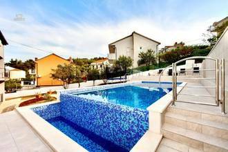 Thumbnail von Meerjarenhuis met zwembad op de eerste rij aan zee, eiland Ciovo