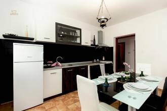 Thumbnail von Meerjarenhuis met zwembad op de eerste rij aan zee, eiland Ciovo