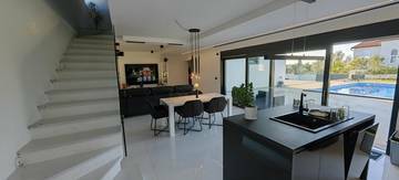 Thumbnail von Moderne Luxusvilla mit Swimmingpool