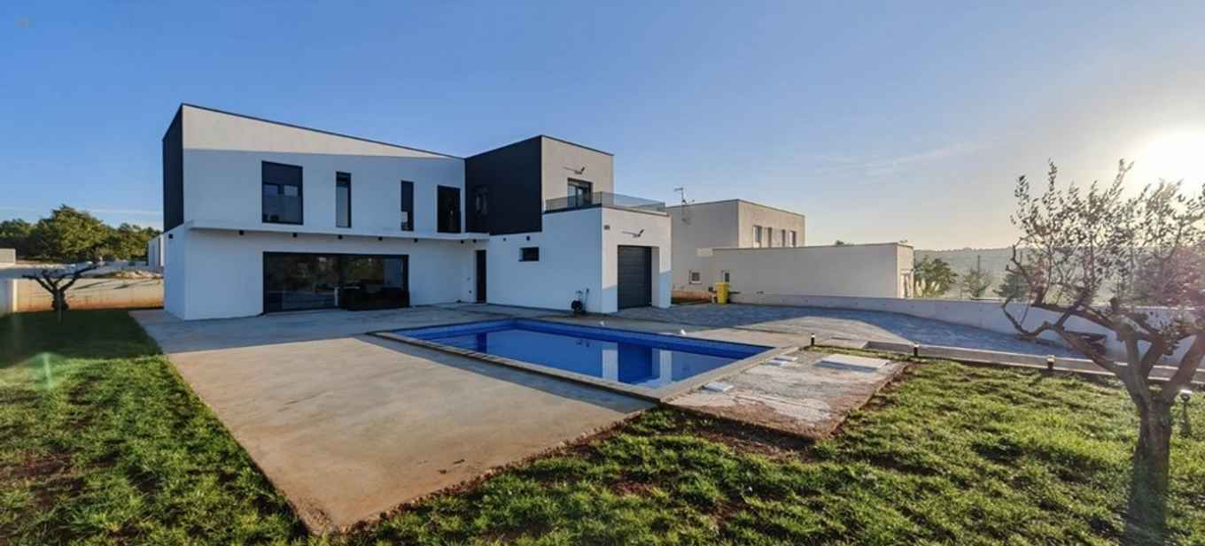 Moderne Luxusvilla mit Swimmingpool