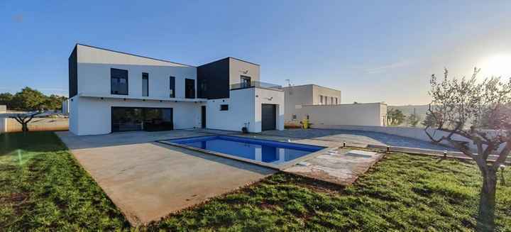 Moderne Luxusvilla mit Swimmingpool