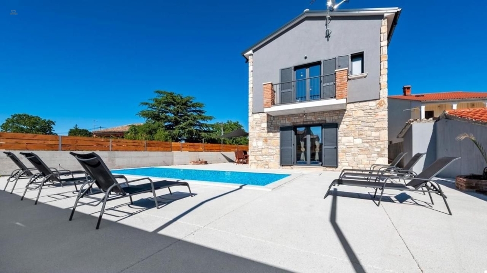 Mediterranes Steinhaus mit Swimmingpool