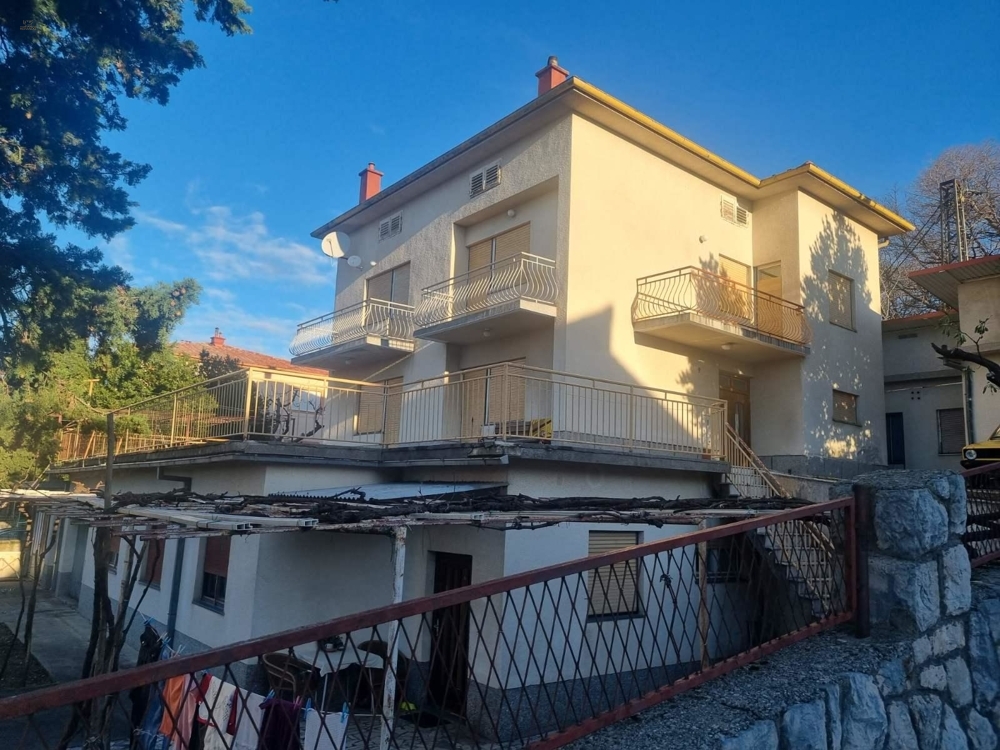 Möbliertes Haus mit Meerblick