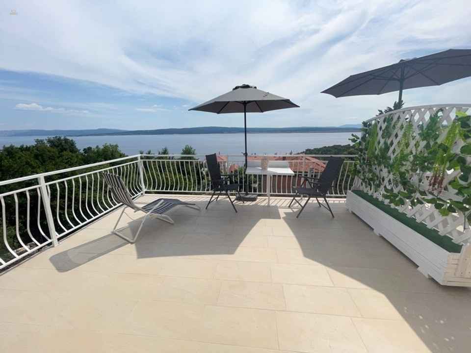 Mehrfamilienhaus nahe dem Meer mit Dachterrasse in Dramalj, Crikvenica
