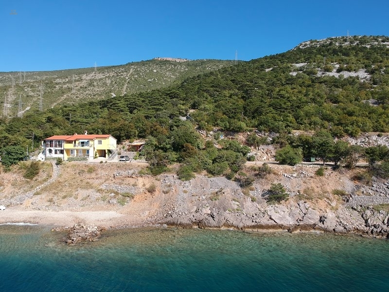 Senj, Kvarner: Haus direkt am Meer mit 4 Wohnungen