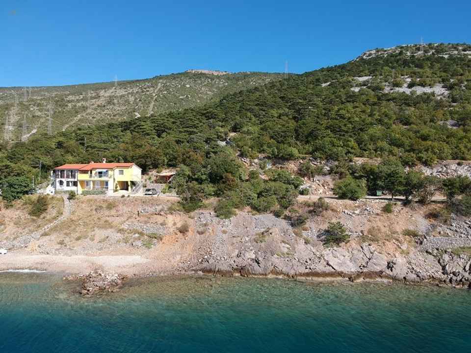 Senj, Kvarner: Haus direkt am Meer mit 4 Wohnungen