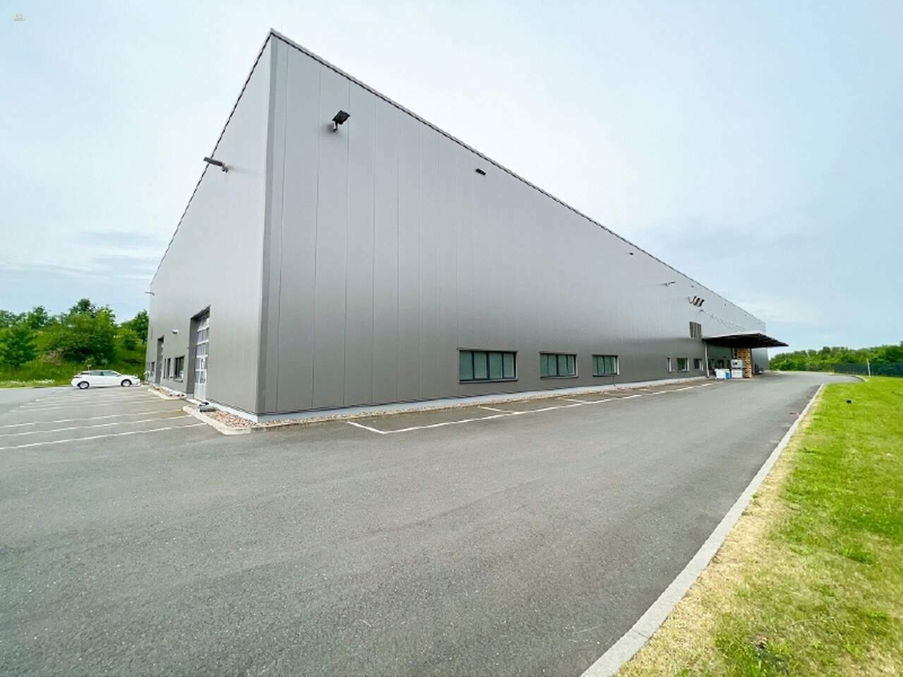 Moderne Halle zum Eigennutz an der A14 zum Kauf!