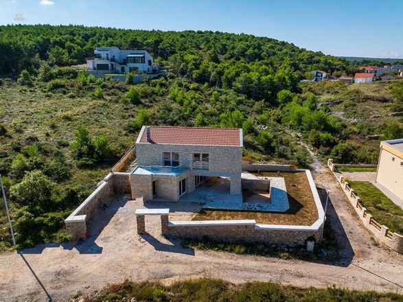 Mediterranes Steinhaus mit Pool und Meerblick am Novigradsko More