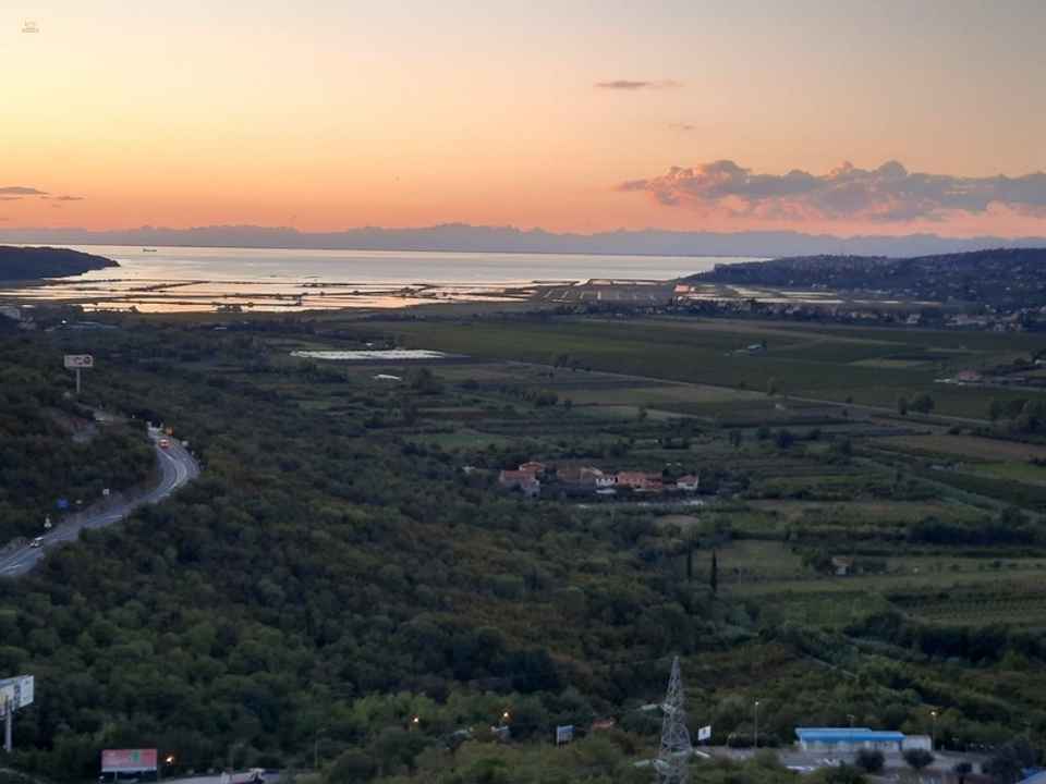 Mediterranes Steinhaus mit schönem Ausblick auf Berge und Meer