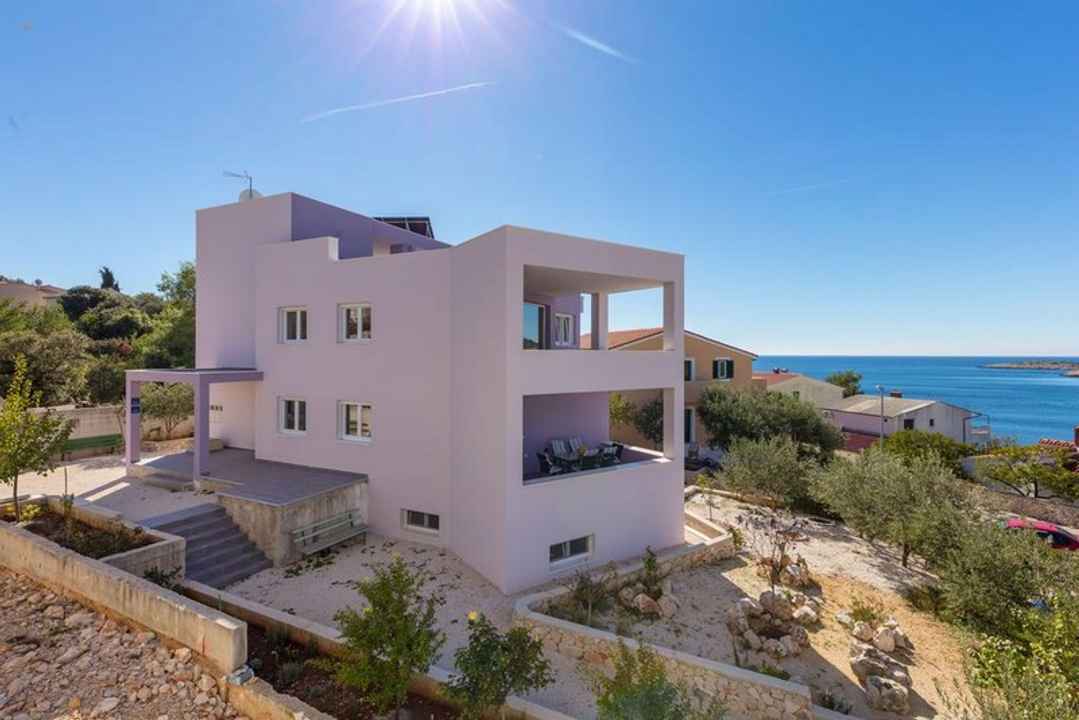 Appartement-Villa in attraktiver Lage nahe dem Meer, Region Rogoznica