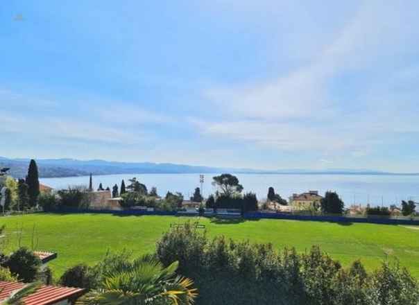 Wohnung mit schönem Meerblick in traditioneller Villa