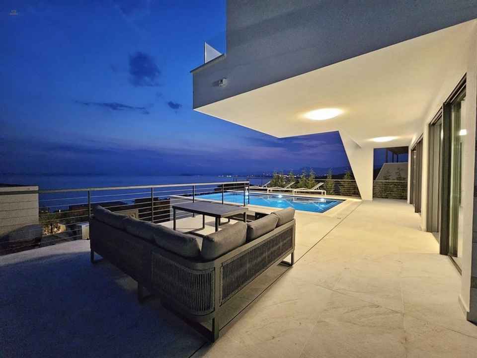 Region Split: Villa mit Infinity-Pool und Blick auf das Meer