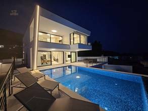 Thumbnail von Region Split: Villa mit Infinity-Pool und Blick auf das Meer