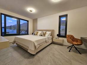 Thumbnail von Region Split: Villa mit Infinity-Pool und Blick auf das Meer