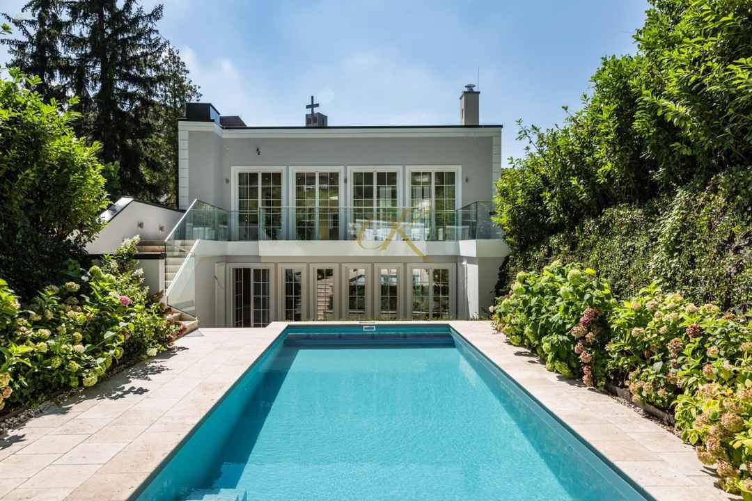 VILLA MUY ACOGEDORA Y BONITA CON JARDÍN FANTÁSTICO