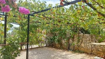 Thumbnail von Mehrparteienhaus mit Blick auf das Meer und die Berge