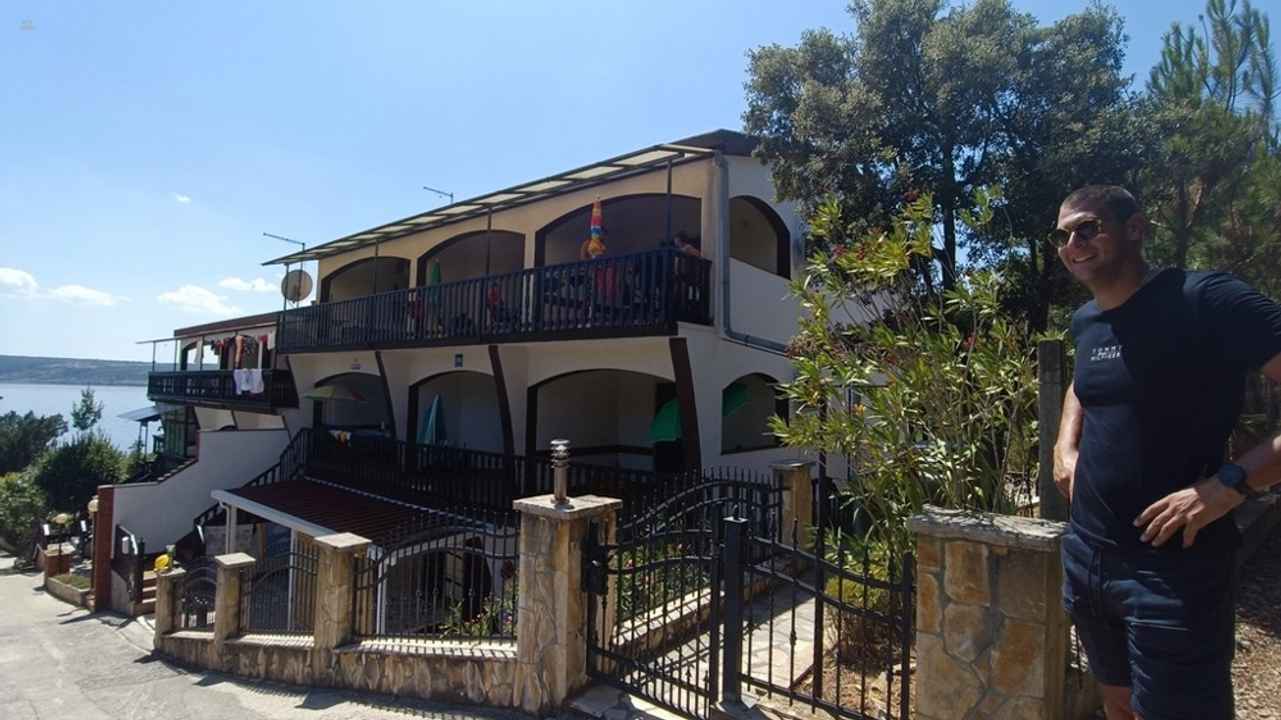 Mehrparteienhaus mit Blick auf das Meer und die Berge