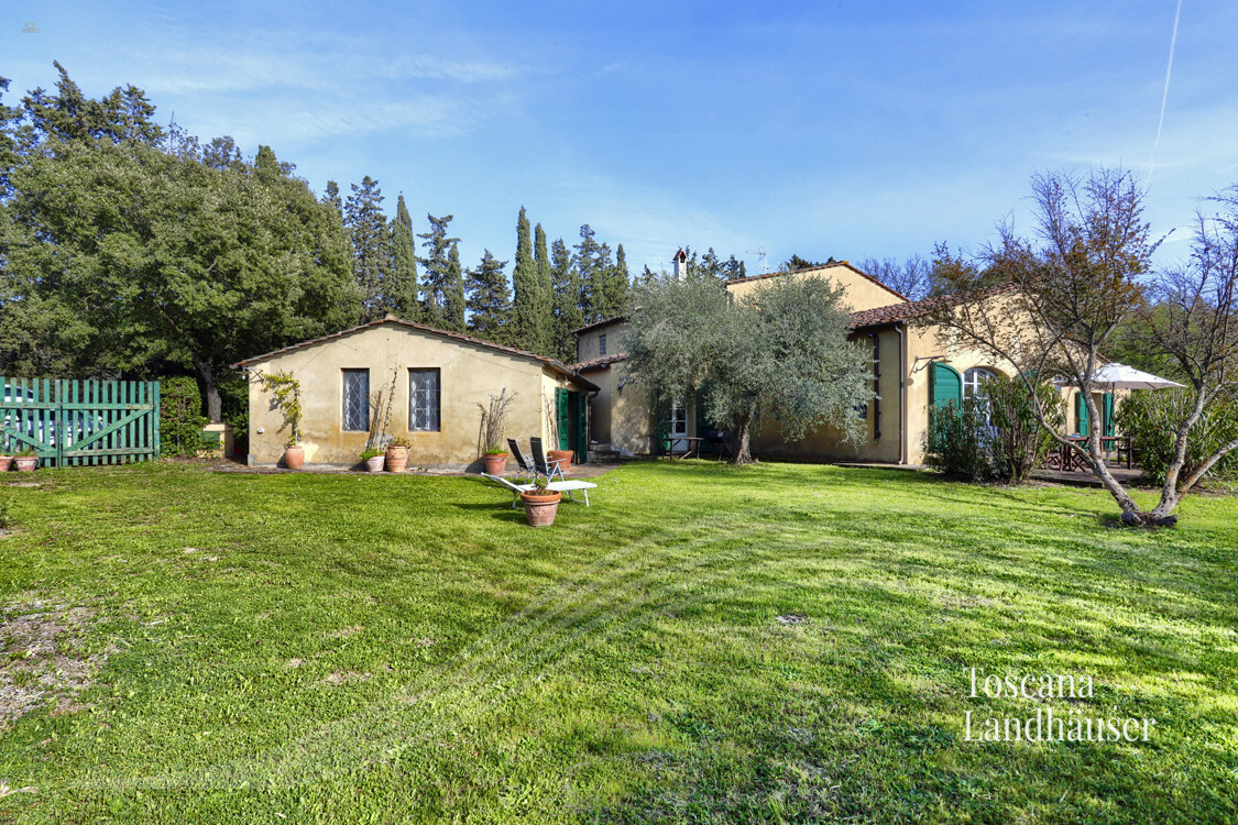Thumbnail von Antikes Landhaus mit Nebengebäude in Mitten der Weinberge von Bolgheri