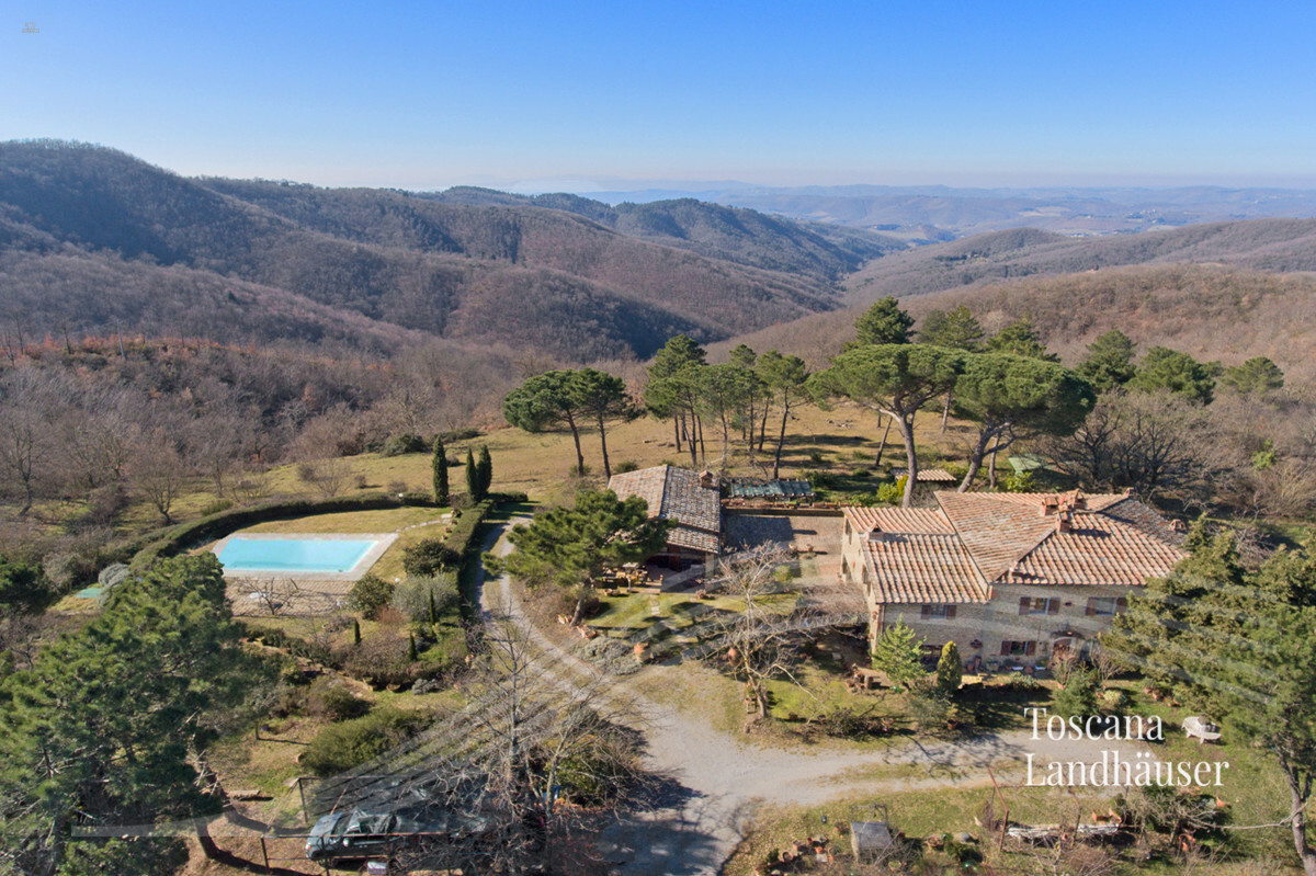 Thumbnail von Auf der Hügelkuppe befindliches Anwesen mit traumhaftem Panoramablick und Pool