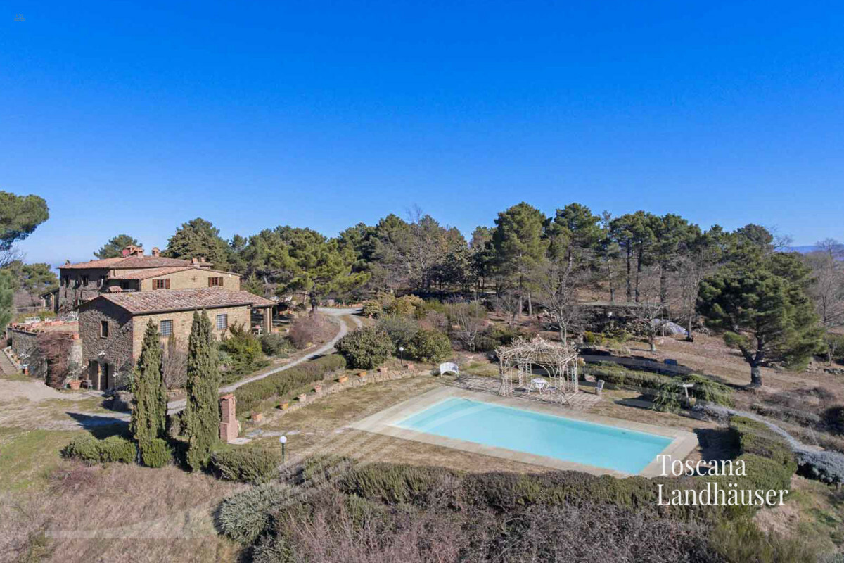 Thumbnail von Auf der Hügelkuppe befindliches Anwesen mit traumhaftem Panoramablick und Pool