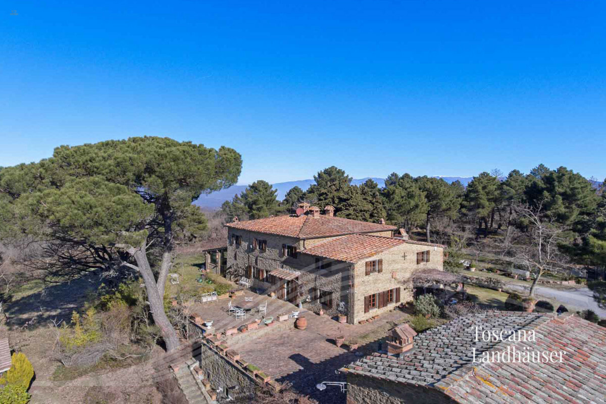 Thumbnail von Auf der Hügelkuppe befindliches Anwesen mit traumhaftem Panoramablick und Pool