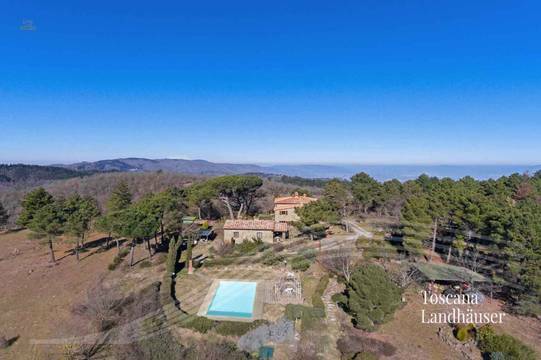 Auf der Hügelkuppe befindliches Anwesen mit traumhaftem Panoramablick und Pool