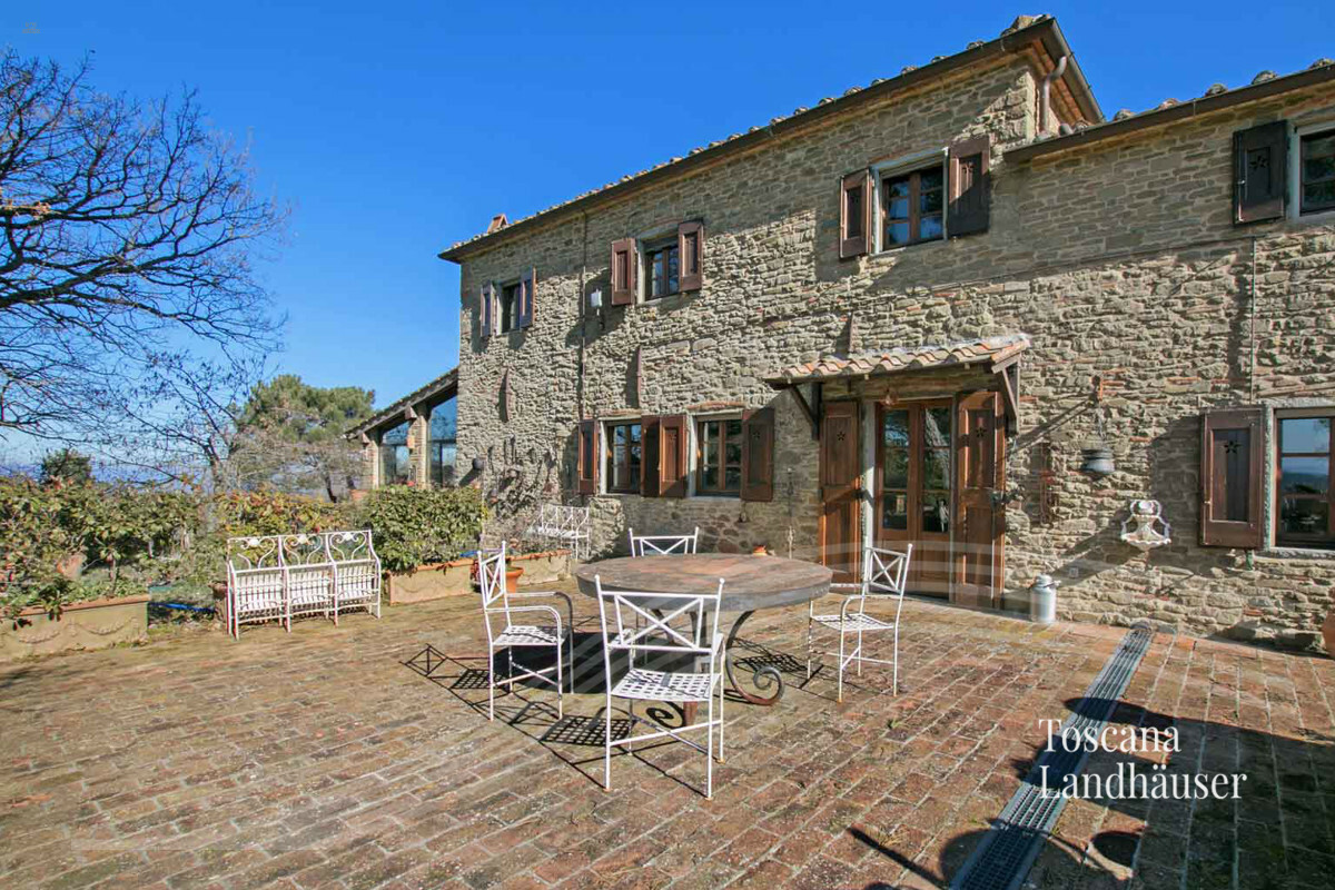 Thumbnail von Auf der Hügelkuppe befindliches Anwesen mit traumhaftem Panoramablick und Pool