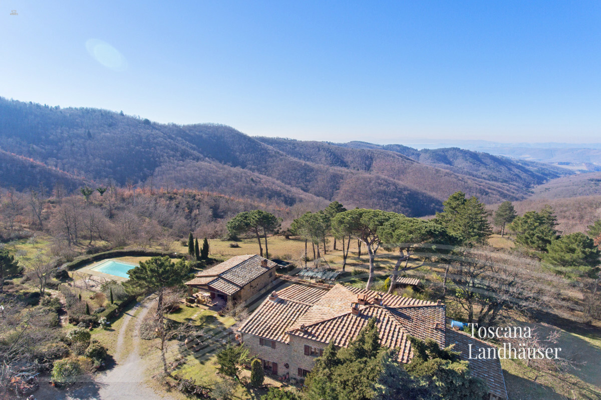 Thumbnail von Auf der Hügelkuppe befindliches Anwesen mit traumhaftem Panoramablick und Pool