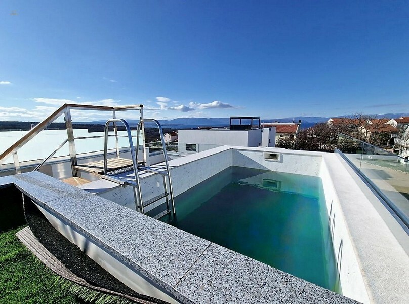 Moderne Maisonettewohnung mit Blick auf das Meer