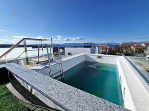 Moderne Maisonettewohnung mit Blick auf das Meer