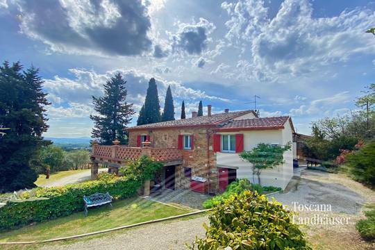 Charmantes Landhaus in Panoramalage mit Pool