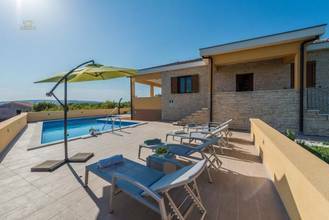 Thumbnail von Mediterranes Haus mit Pool und Blick auf das Meer