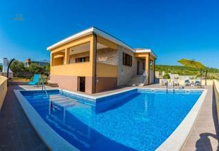 Thumbnail von Mediterranes Haus mit Pool und Blick auf das Meer