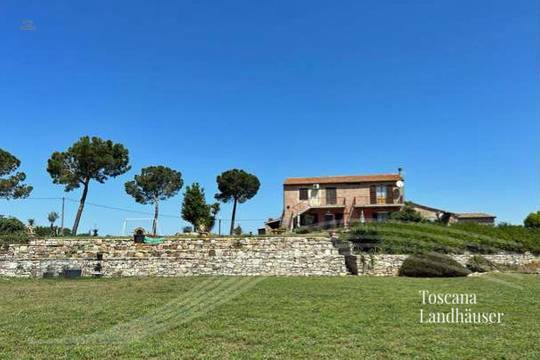 Anwesen mit insgesamt 8 Gebäuden und ca. 31 ha Land in Meernähe