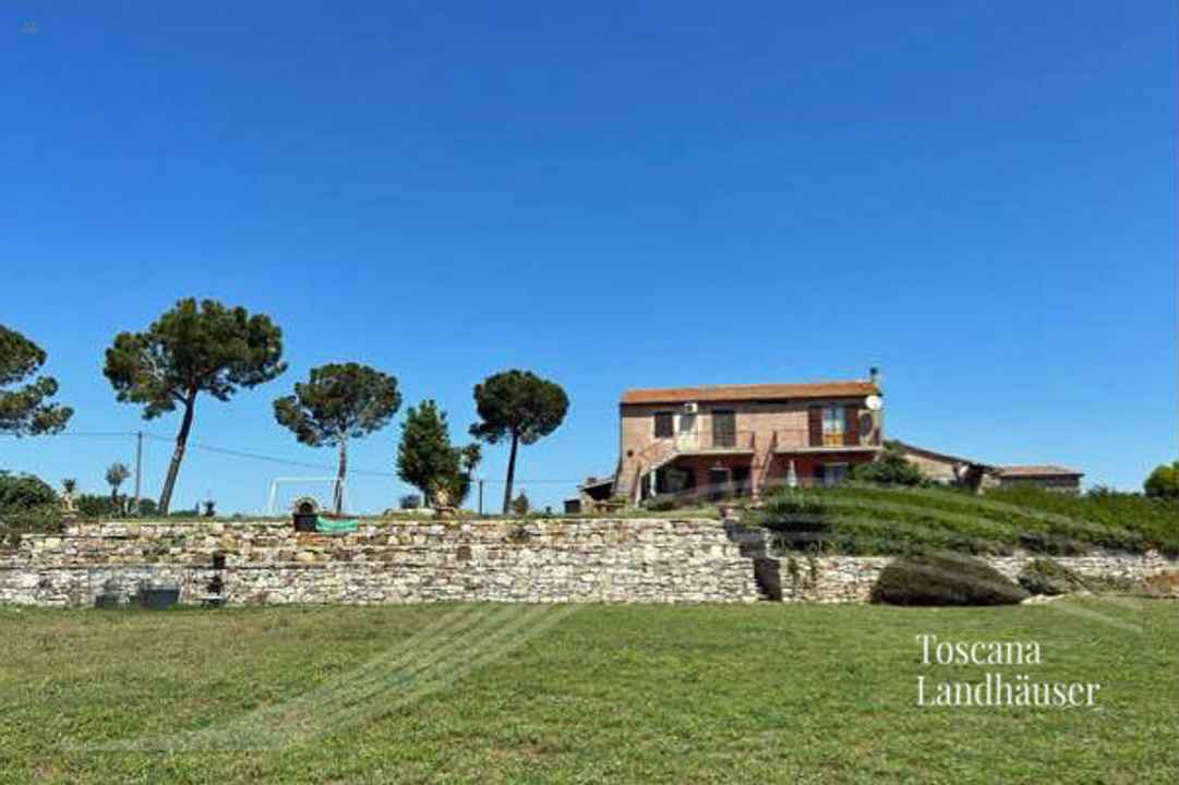 Anwesen mit insgesamt 8 Gebäuden und ca. 31 ha Land in Meernähe