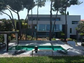 Thumbnail von Luxuriöse Villa mit Pool und Blick auf das Meer