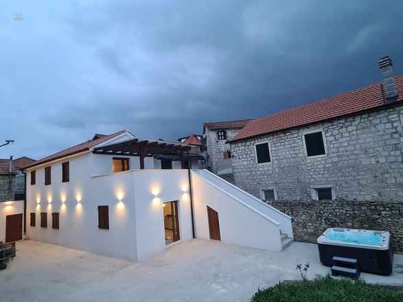 Modernes Einfamilienhaus mit Whirlpool