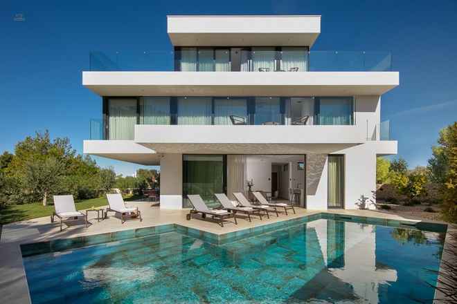 Deniz kıyısına yakın modern lüks villa ve havuz