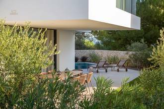 Thumbnail von Villa de luxe moderne avec piscine près du rivage