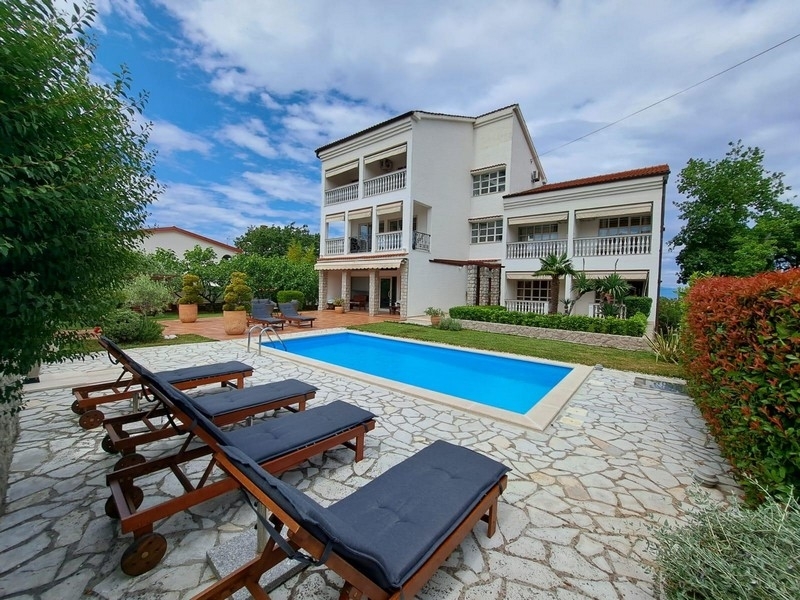 Edificio de varias viviendas de alta calidad con piscina