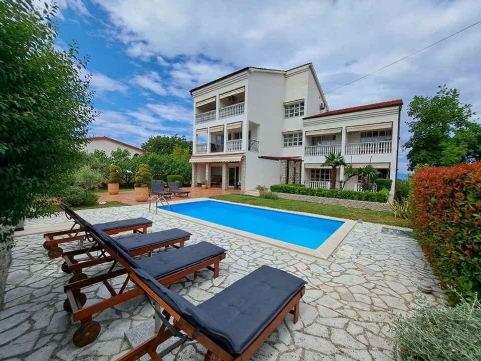 Yüksek kaliteli çoklu aile evi havuzlu