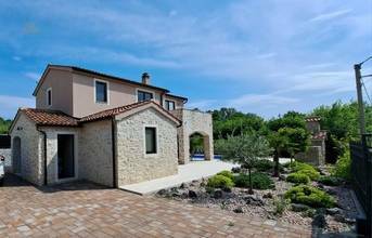 Thumbnail von Mediterranes Steinhaus mit Swimmingpool