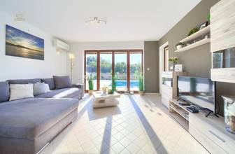 Thumbnail von Mediterranes Steinhaus mit Swimmingpool