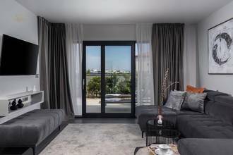 Thumbnail von Moderne Luxusvilla mit Swimmingpool nahe dem Yachthafen