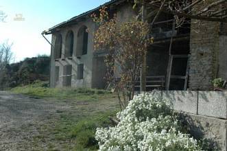 Thumbnail von Natursteingebäude in den sonnigen Hügeln bei Alba.